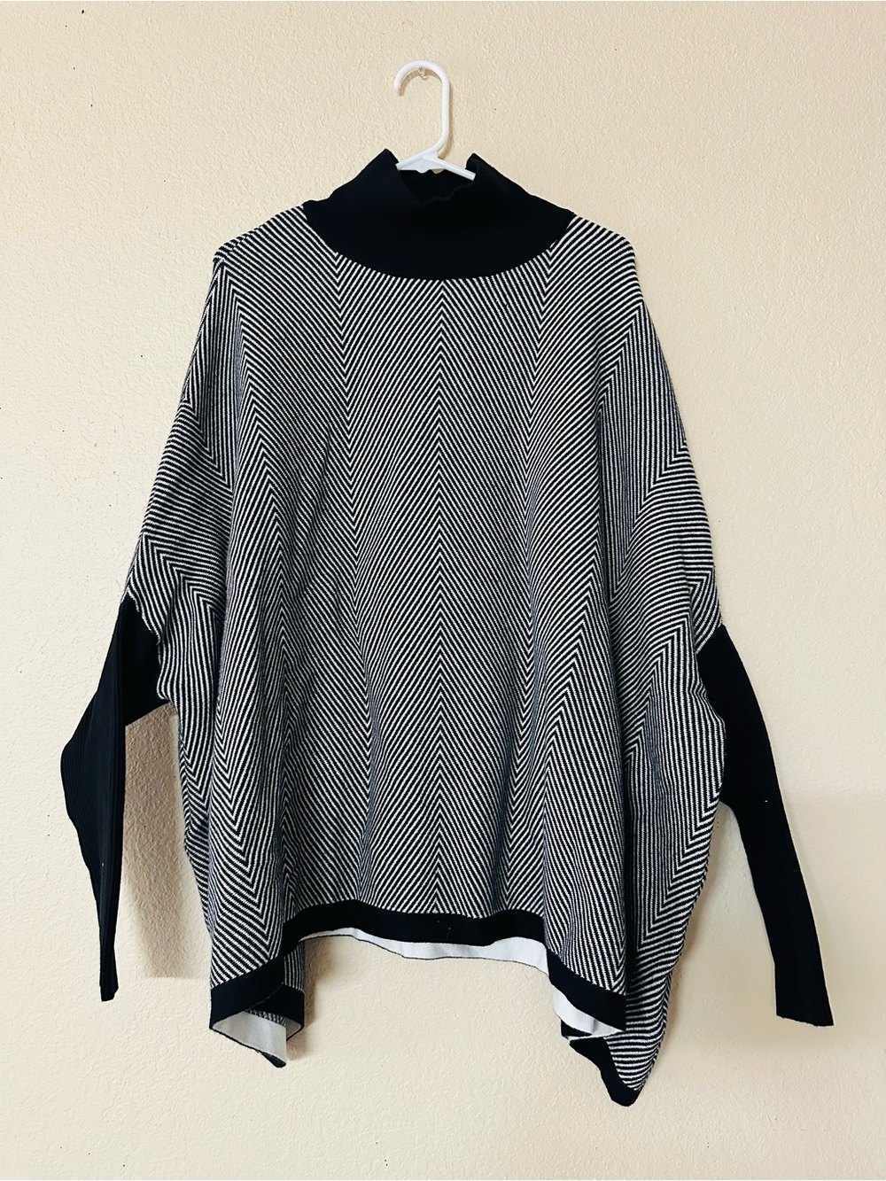 STYLEWE Black and White Chevron Knit Top